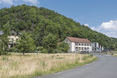 Zu sehen ist das Gebäude an der Dresdner Straße, im Hintergrund der Tharandter Wald.