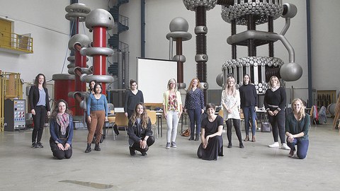 Die Teilnehmerinnen der Summer School im durchaus passenden Ambiente der TUD-Hochspannungshalle.