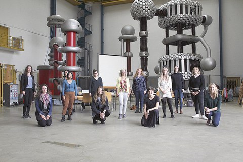 Die Teilnehmerinnen der Summer School im durchaus passenden Ambiente der TUD-Hochspannungshalle.