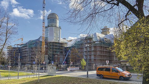 Am Beyer-Bau auf dem Hauptcampus stehen Gerüste, davor ist eine Baustelle eingerichtet.