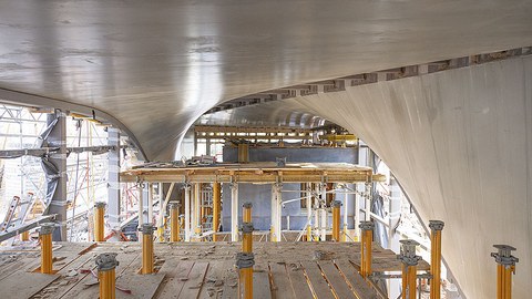 Blick in das Innere des Carbon-Beton-Gebäudes. Im Inneren stehen Gerüste.