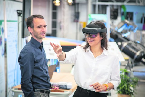 Magdalena Oehl testet Augmented Reality Brille