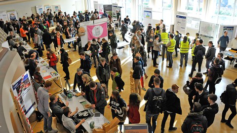 Menschen stehen im Foyer bei einer wissenschaftlichen Veranstaltung