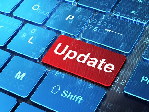 Laptop in blau mit roter Taste Update