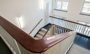 Bild des Treppenhauses des Fritz-Foerster-Baus der TU Dresden.