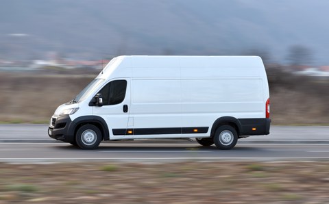 Foto eines weißen Transporters auf der Straße.