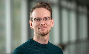 Portraitfoto von Felix Schneider