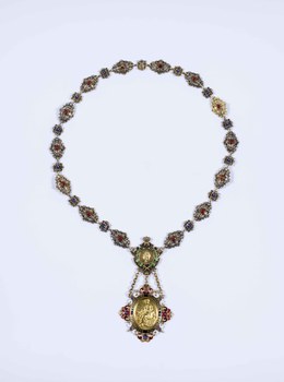 Photo of an old necklace from the exhibitions of the Academic Heritage