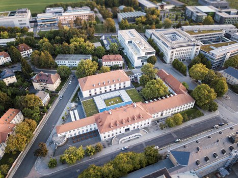 Luftaufnahme der Alten Mensa und des Günther-Landgraf-Baus der TU Dresden