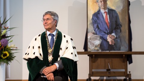 Alt-Magnifizenz Prof. Müller-Steinhagen neben seinem Porträt des Künstlers Johannes Heisig