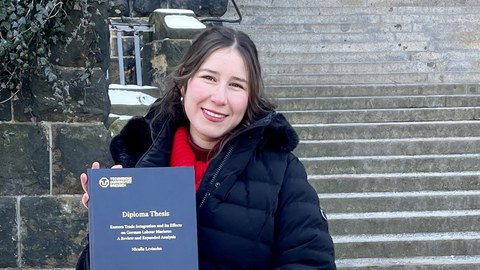 Nicolle Levisohn präsentiert Ihre Diplomurkunde