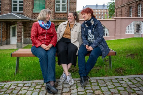 Mitarbeiterinnen der Geschäftsstelle der GFF testen die Patenbank