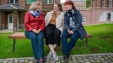 Mitarbeiterinnen der Geschäftsstelle der GFF testen die Patenbank