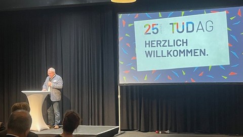 Professor Manfred Curbach hält das Grußwort als Präsident der GFF zum 25jährigen Jubiläum der TUDAG