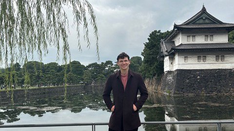Hannes Gürlich bei einer Tempelanlage in Japan