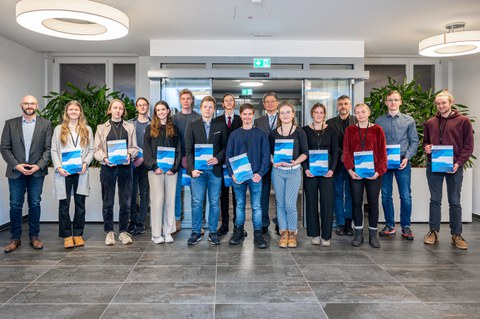 Übergabe der Urkunden durch Professor Michael Kobel (TU Dresden) und Professur Kurt Rößner (GFF e. V.) beim Praxispartner Business Solutions Global Managed Services GmbH