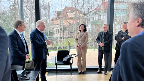 Professor Manfred Curbach stellt den Mitgliedern des Verwaltungsrates den Cube vor