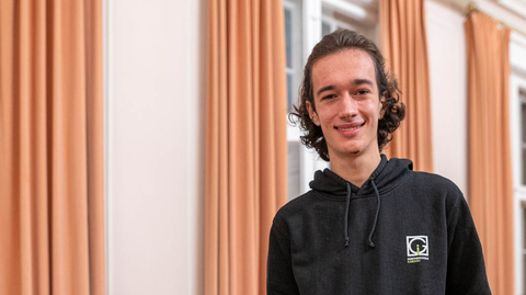 Ben Geisler mit Urkunde