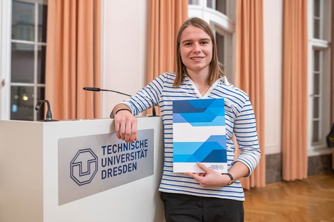 Emily Pilz mit Urkunde