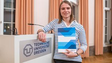 Emily Pilz mit Urkunde