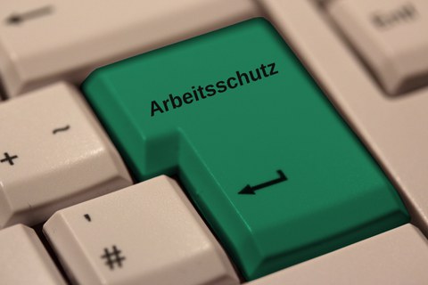 Foto zeigt eine Computertastatur mit einer Enter Taste auf der das Wort Arbeitsschutz steht.