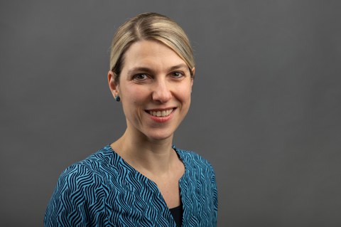 Zu sehen ist ein Porträtfoto der Studienberaterin Antonia Zacharias-Weihs.