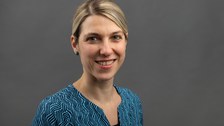 Zu sehen ist ein Porträtfoto der Studienberaterin Antonia Zacharias-Weihs.
