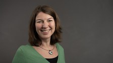 Zu sehen ist ein Porträtfoto der Studienberaterin Kira Marschner.