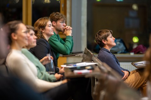 Zuhörende in einem Hörsaal