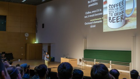 Vortrag vor Publikum im Audimax mit