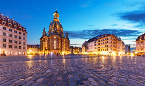 Das Foto zeigt den Neumarkt und die Frauenkirche in Dresden während der Abenddämmerung.