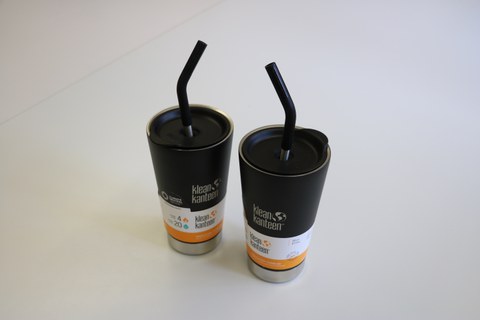 The photo shows 2 thermo mugs without handle with lid and stainless steel straw with flexible silicone tip