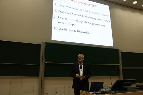 Prof. Dr. Jürgen Wegge vom Centrum für Demografie und Diversität der TU Dresden beim Fachvortrag „Altersdiskriminierung bei der Arbeit: Probleme und Lösungen“