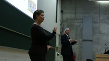 Gebärdendolmetscherin, Prof. Wegge