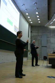 Gebärdendolmetscherin, Prof. Wegge