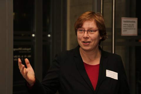 Dr. Cornelia Hähne eröffnet die Ausstellung zur Altersdiversität
