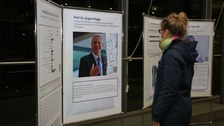 Frau betrachtet eine Schautafel der Ausstellung Altersdiversität