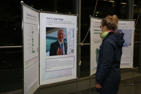 Frau betrachtet eine Schautafel der Ausstellung Altersdiversität