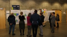 Menschen betrachten Schautafeln der Ausstellung Altersdiversität