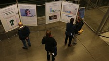 Menschen bei der Ausstellung Altersdiversität