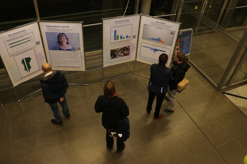 Menschen bei der Ausstellung Altersdiversität