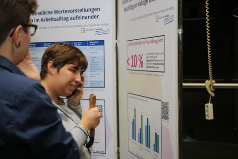Frau lässt sich eine Schautafel vorlesen