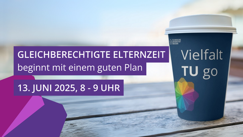 Ein Kaffeebecher mit der Aufschirft "Vielfalt TU go" der auf einer Holzoberfläche steht