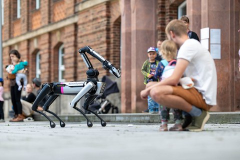 Roboterhund mit Eltern und Kindern