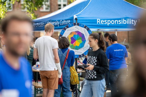 Blauer Pavillon, Glücksrad und erwachsene Personen