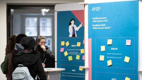 A group writes feedback on colorful notes at an info wall in the foyer. Auto You may also want to ask Soll der Ton formal oder locker sein? Möchtest du Schlüsselwörter eingebaut haben? Bevorzugst du Satz- oder Stichwortformat? Sources Images Videos News A