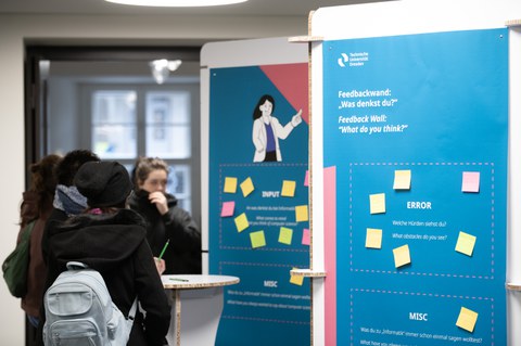A group writes feedback on colorful notes at an info wall in the foyer. Auto You may also want to ask Soll der Ton formal oder locker sein? Möchtest du Schlüsselwörter eingebaut haben? Bevorzugst du Satz- oder Stichwortformat? Sources Images Videos News A