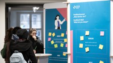 A group writes feedback on colorful notes at an info wall in the foyer. Auto You may also want to ask Soll der Ton formal oder locker sein? Möchtest du Schlüsselwörter eingebaut haben? Bevorzugst du Satz- oder Stichwortformat? Sources Images Videos News A