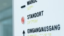 Foto der barrierefreien taktilen Beschilderung der TU Dresden mit den Infos zu "Wände, Standort und Eingang/Ausgang".