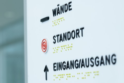 Foto der barrierefreien taktilen Beschilderung der TU Dresden mit den Infos zu "Wände, Standort und Eingang/Ausgang".